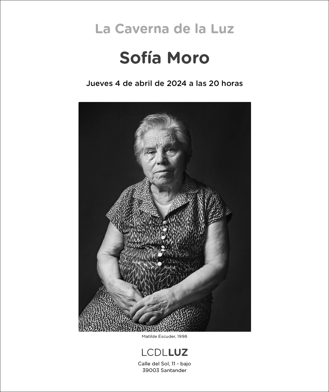 Una imagen de Sofía Moro alumbra en abril el escaparate de LCDLLuz