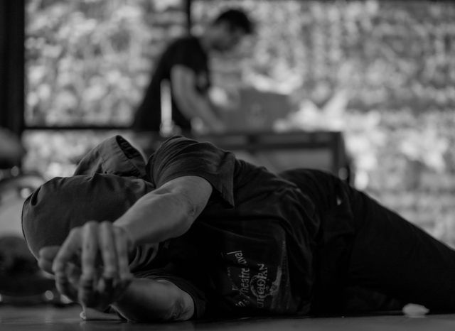 Participa en una acción escénica colectiva dentro de la pieza "La decadencia"