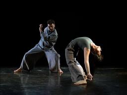 "Mover cenizas" y "Susurros del Tiempo", con Larumbe Danza