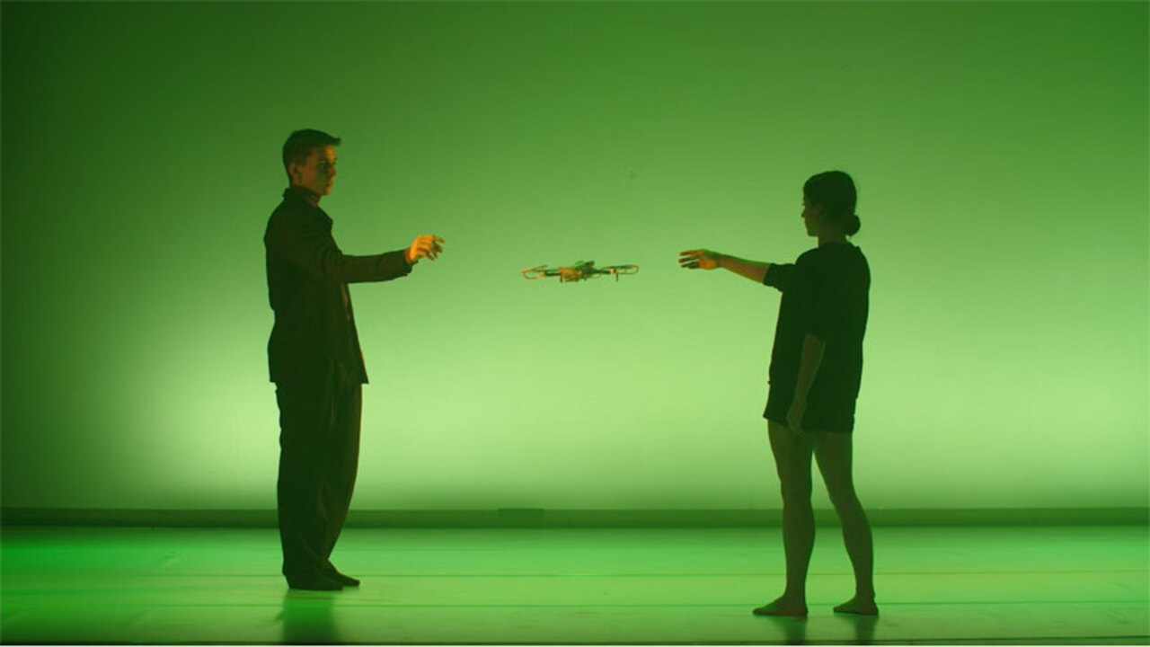 "Todo este ruido", danza para dos intérpretes y un dron