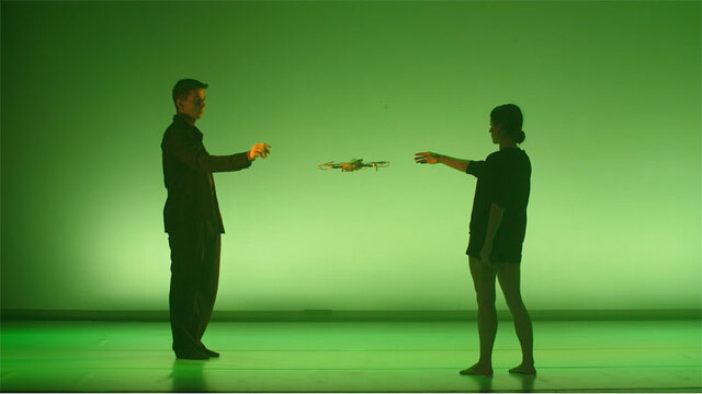 "Todo este ruido", danza para dos intérpretes y un dron