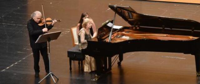 Zakhar Bron (violín), acompañado al piano por Alina Artemyeva, y Claudio Martínez Mehner (piano)