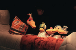 "Pato Feo”, títeres y objetos de Teatro Arbolé