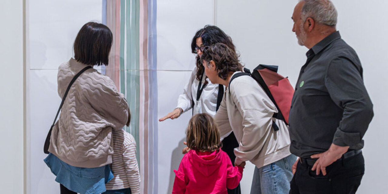 De tú a tú en la exposición "Yuko Mohri: Entrelazamientos"