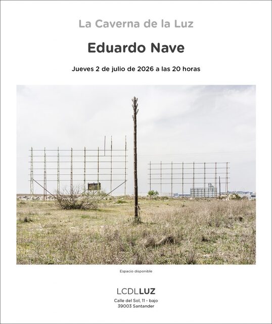 Eduardo Nave en el escaparate de La Caverna de la luz