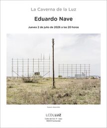 Eduardo Nave en el escaparate de La Caverna de la luz 