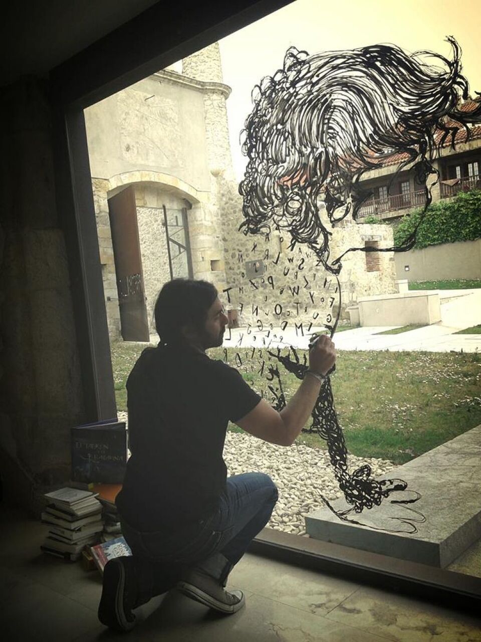 Ilustraciones en varios espacios de la ciudad recuerdan la relación íntima entre libro-lector