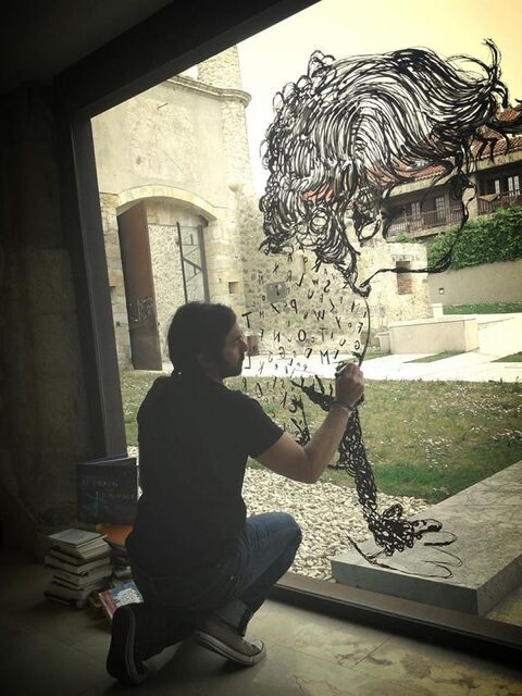 Ilustraciones en varios espacios de la ciudad recuerdan la relación íntima entre libro-lector