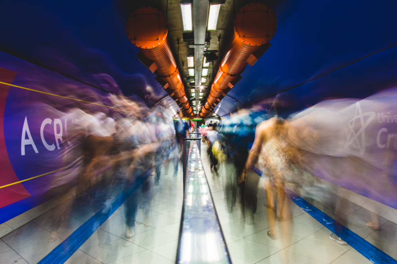 Vivir entre una instalación contemporánea sobre la migración que muestra un diálogo entre la luz, la palabra y lo social