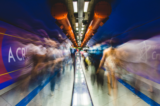 Vivir entre una instalación contemporánea sobre la migración que muestra un diálogo entre la luz, la palabra y lo social