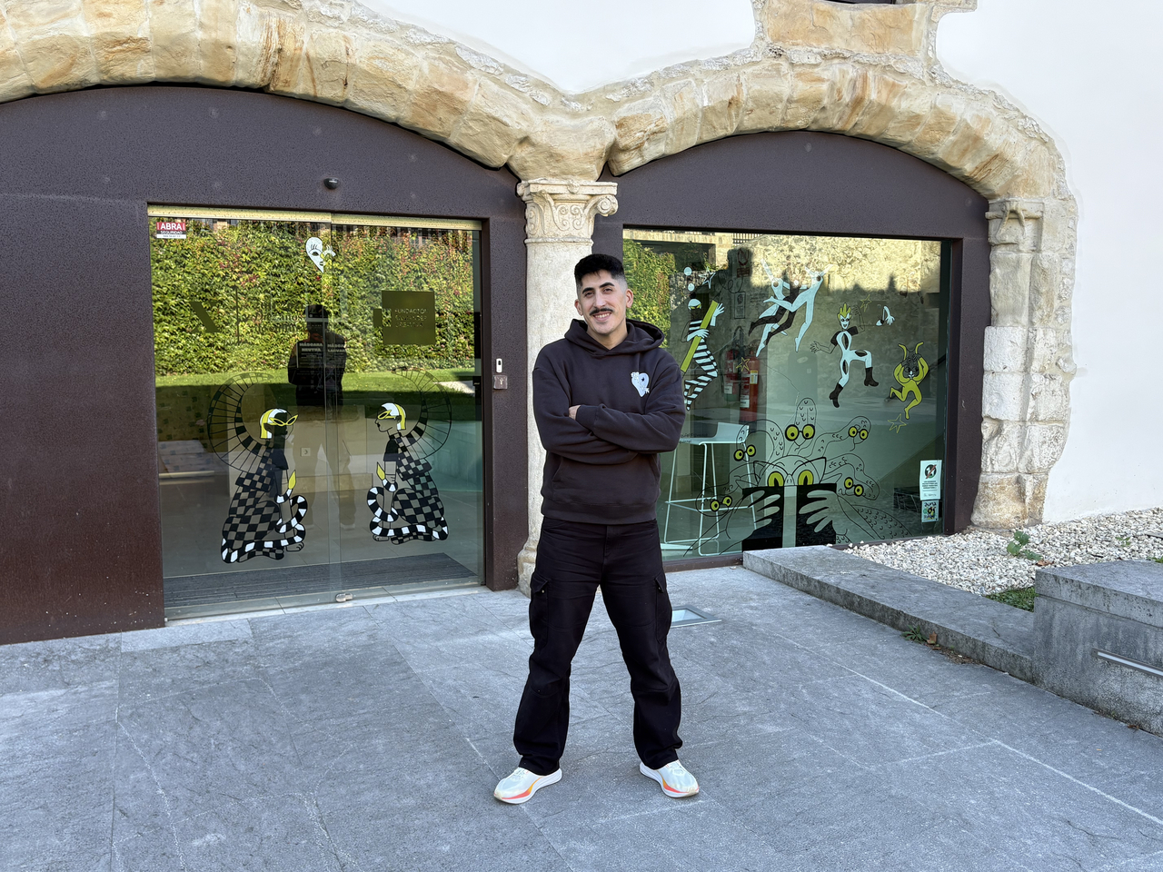 Un mural del artista Ezequiel Figueroa protege desde este viernes la cristalera de Enclave Pronillo