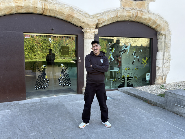 Un mural del artista Ezequiel Figueroa protege desde este viernes la cristalera de Enclave Pronillo